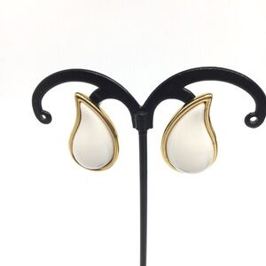 3/$30 VINTAGE 80S TRIFARI WHITE RAINDROP TEAR DROP PIERCED EARRINGS
